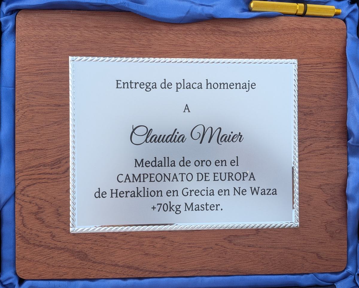 Placa homenaje entregada a Claudia Maier por su medalla de oro en el Campeonato de Europa de Ne Waza, categoría Master +70 kg.